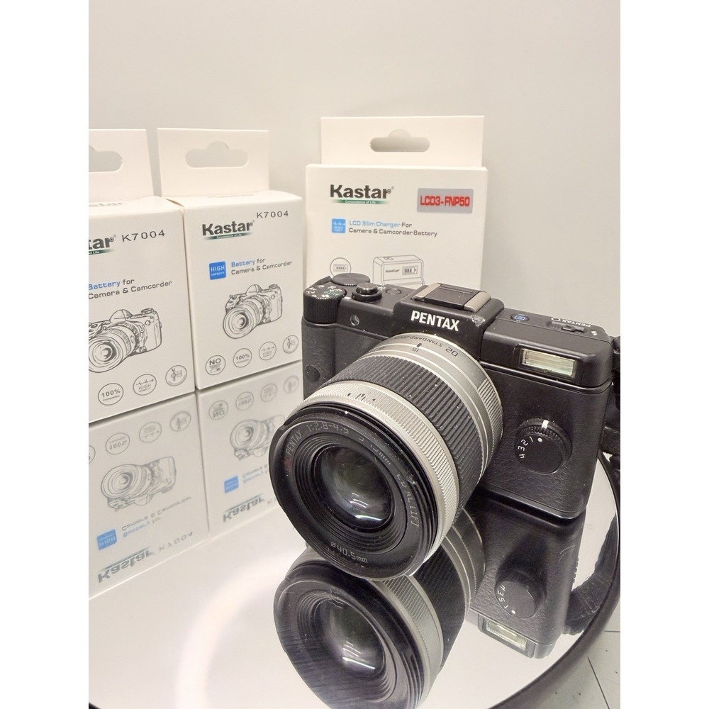 Pentax Q Black Digital Camera w/ 02 Standard Zoom 5-15mm F2.8-4.5 Lens + Extras